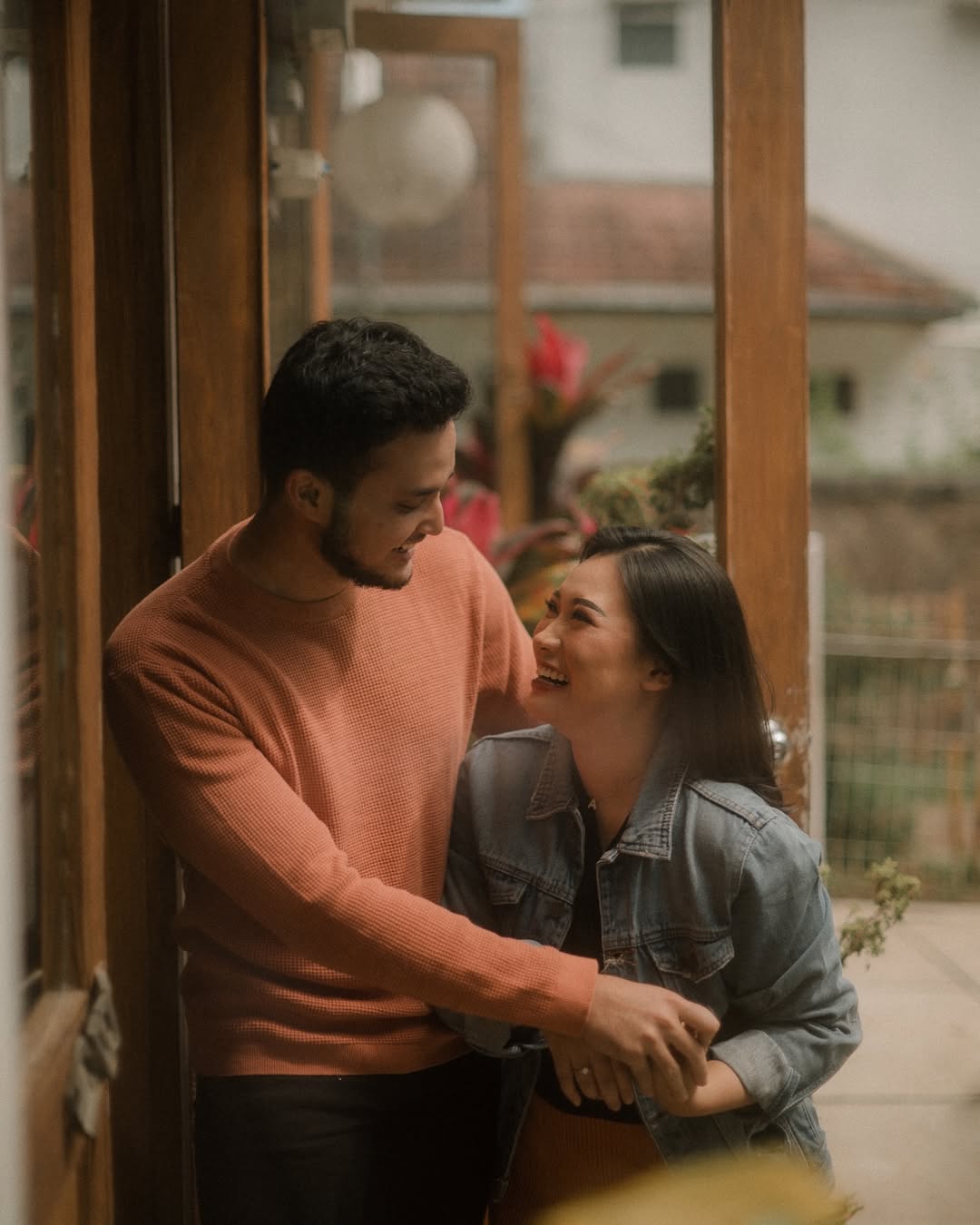 Contoh katalog pose prewedding untuk inspirasi pasangan